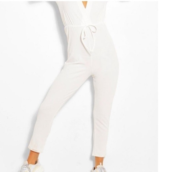 NWT Boohoo plunge front tie waist flutter sleeve white cropped jumpsuit. Size 6. - Picture 2 of 8